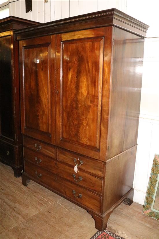 Mahogany linen press(-)